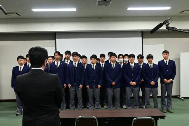 神妙な面持ちで諸岡校長の話を聞く部員