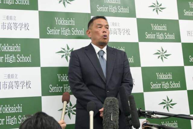 記者の質問に答える加藤監督