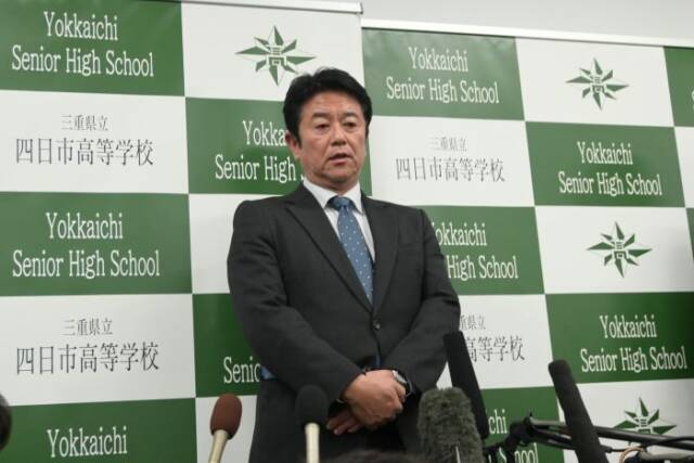 記者の質問に答える諸岡校長