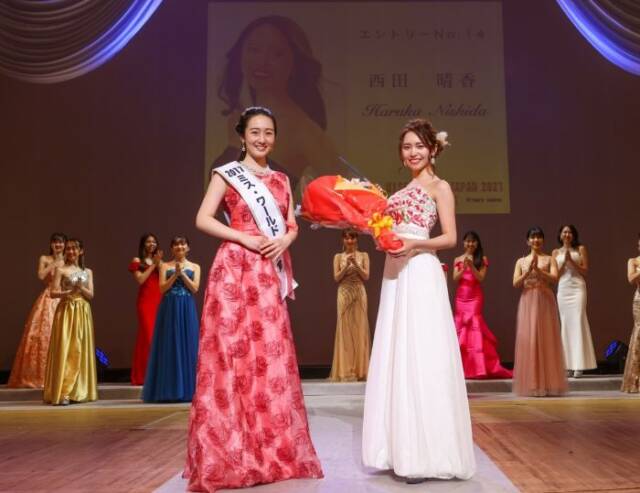 ミスワールド愛知県代表選考会で花束を持つ西田さんとミスワールドの女性