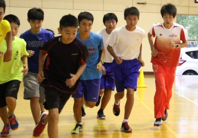 中村選手と小学生と中学生が一緒に走っている