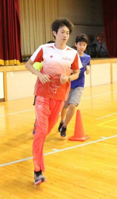 体育館で走る中村選手