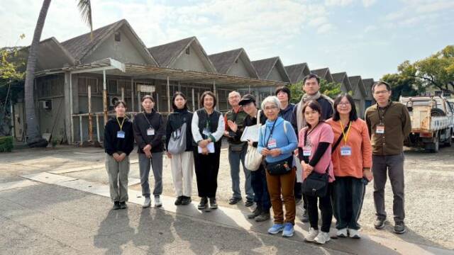 台湾の旧海軍燃料廠の跡地に立つ日本人の台湾人スタッフ