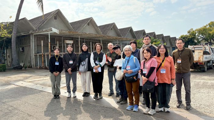 台湾の旧海軍燃料廠の跡地に立つ日本人の台湾人スタッフ