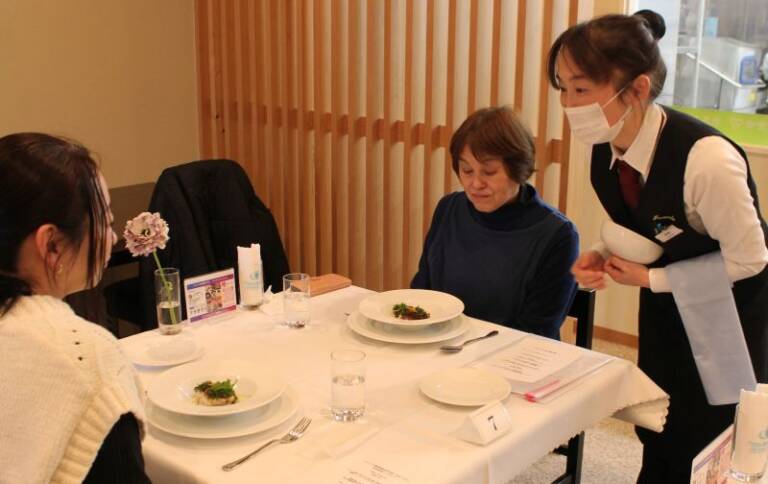 2年間の学びの集大成、ユマニテク調理製菓専門学校でランチとバレンタイン菓子の提供