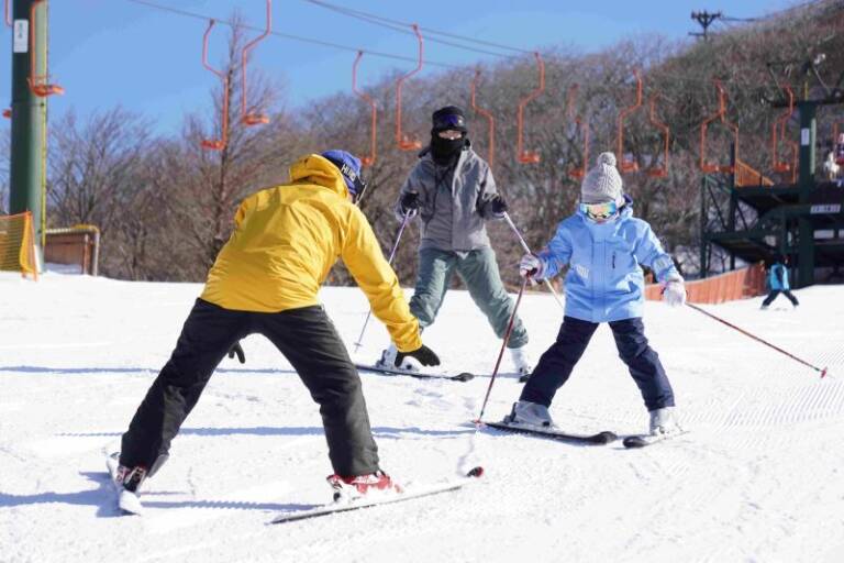 青空の下でスキーゲレンデの滑走が可能に、三重県菰野町の御在所岳