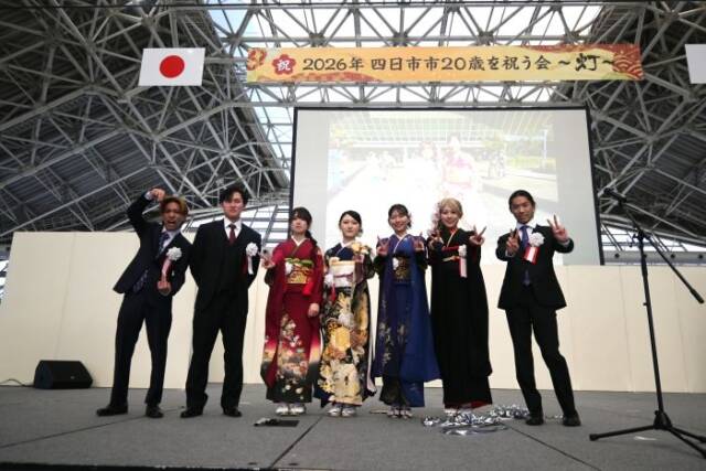 企画委員の振袖の女性4人とスーツの男性3人がステージに立つ