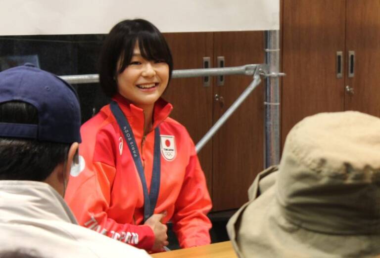 藤波朱理さんが四日市でトークショー、お諏訪さん市の会場で、ビブリオバトルやキッズダンスも