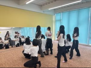 教室で練習する部員