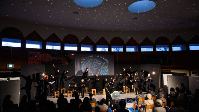 三浜文化会館ロビーの特設舞台。観客は「乗客」として座り、出演者らとともに銀河鉄道の旅に出る。