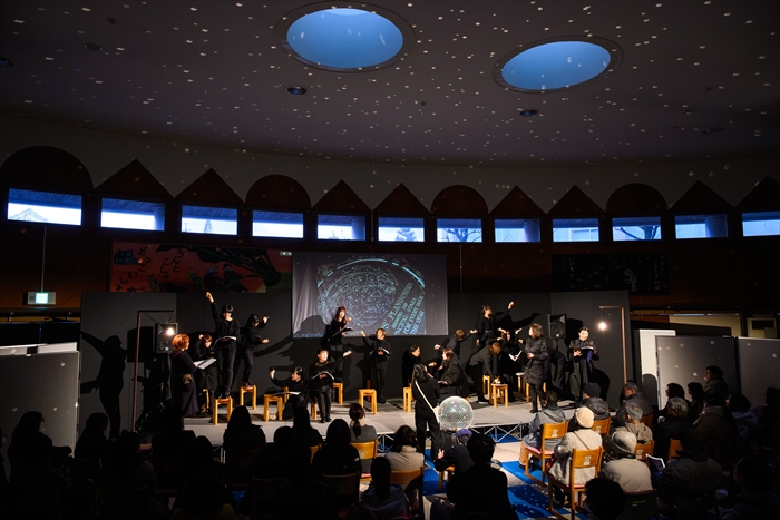 三浜文化会館ロビーの特設舞台。観客は「乗客」として座り、出演者らとともに銀河鉄道の旅に出る。