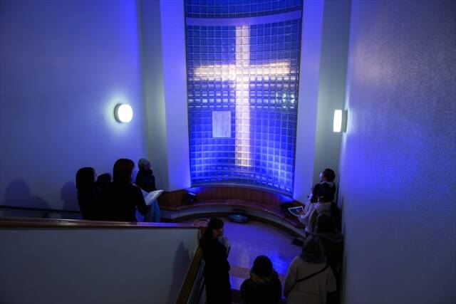 「北十字」を表すシーン。階段の踊り場の窓に幻想的に十字架が浮かび上がり、観客は館内を巡る旅に没入している。