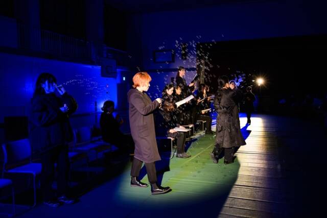 多目的ホールでの船の沈没シーン。出演者が吹くシャボン玉が光に揺れ、海の中を思わせる。