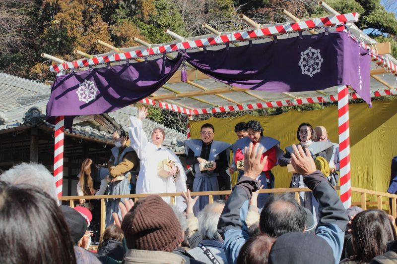 老いも若きも福に手伸ばす、四日市の垂坂山観音寺で節分会の豆まき