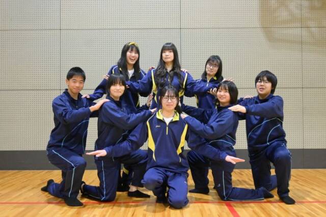 ポーズを決める8人の部員