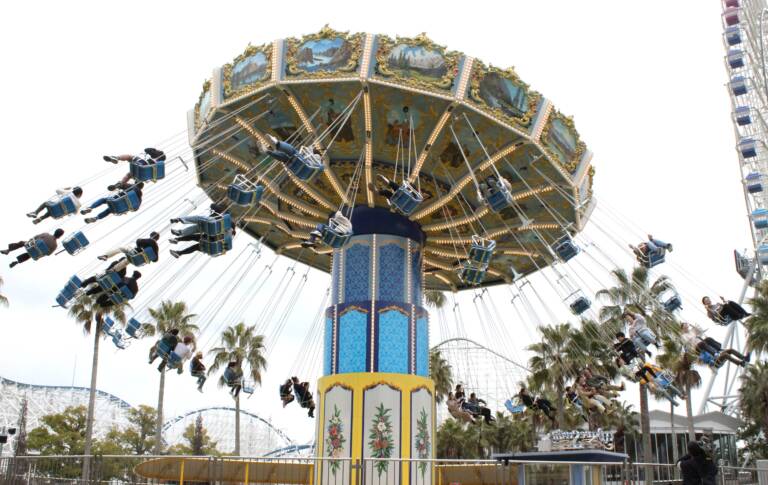 大空を駆ける「ウェーブスウィンガー」が新機種で登場、三重県のナガシマスパーランド