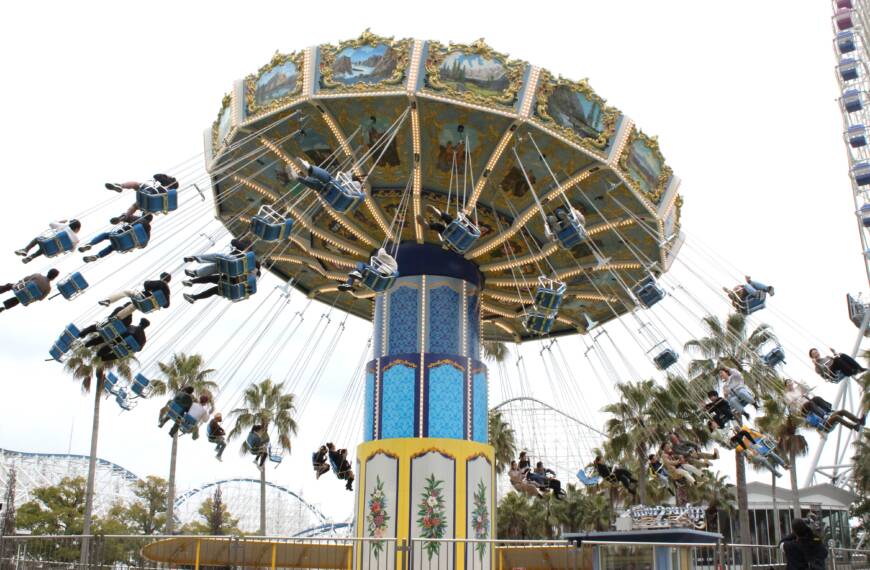 大空を駆ける「ウェーブスウィンガー」が新機種で登場、三重県のナガシマスパーランド