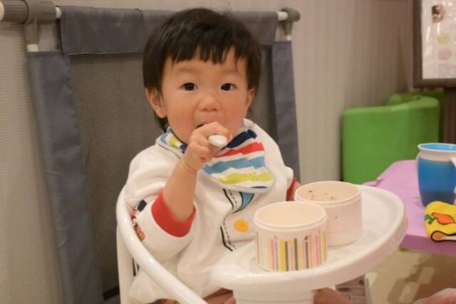 自分でご飯を食べる1歳児