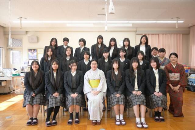 諸岡さんと記念写真を撮る生徒