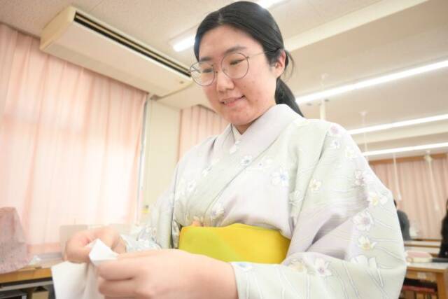 布を持ち手縫いについて語る諸岡さん