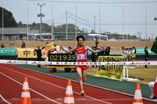 笑顔でゴールする中村選手