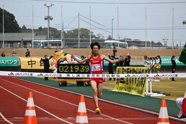 笑顔でゴールする中村選手