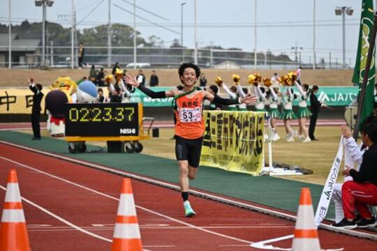 笑顔でゴールする伊藤選手