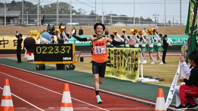笑顔でゴールする伊藤選手