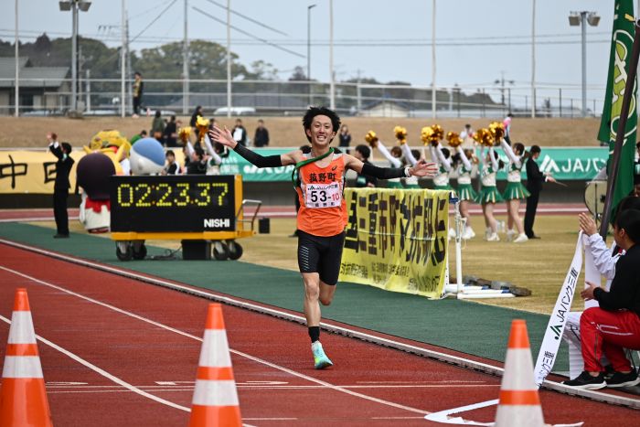 笑顔でゴールする伊藤選手