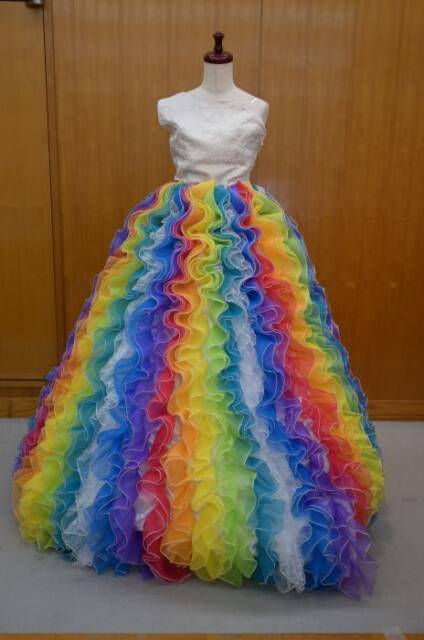 文化祭で披露した昨年の生徒が制作したカラフルなスカートとシックな上着を合わせたドレス