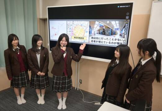 モニターの前で最終プレゼンの練習をするちゃいろがーるずのメンバー