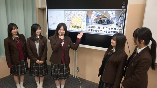 モニターの前で最終プレゼンの練習をするちゃいろがーるずのメンバー