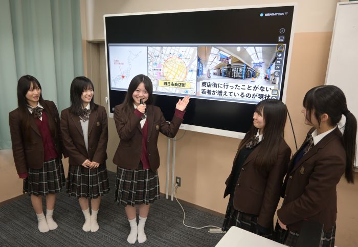 モニターの前で最終プレゼンの練習をするちゃいろがーるずのメンバー