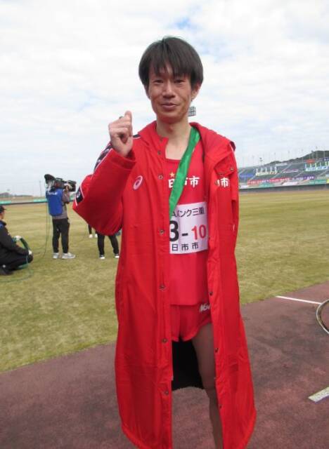 ガッツポーズでYOUよっかいちの取材に応える中村選手