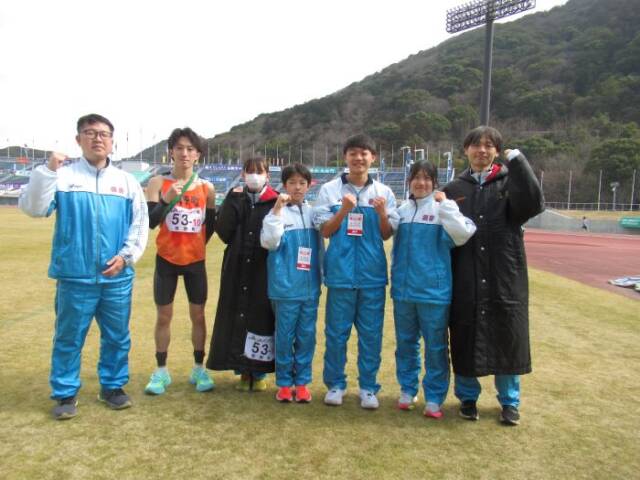 ガッツポーズをとる菰野町チームの選手と山口監督