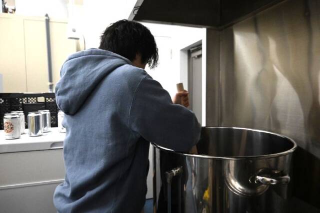 ビールの麦芽をチェックする人