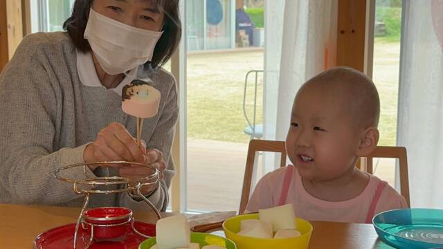 ホスピスでチョコフォンデュを楽しむ笑舞ちゃんとスタッフ