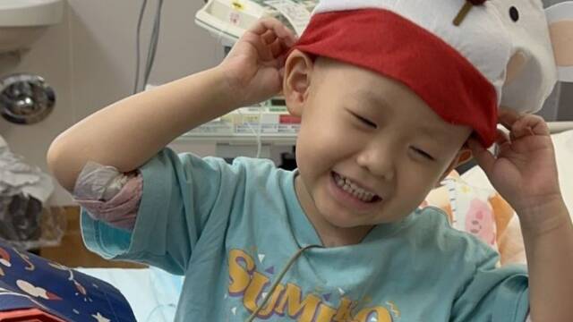 入院したベッドの上で帽子をかぶる笑舞ちゃん