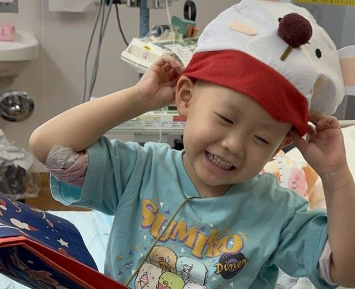 入院したベッドの上で帽子をかぶる笑舞ちゃん