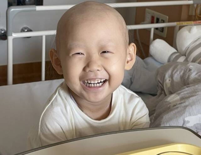 病院のベッドの上で笑顔を見せる笑舞ちゃん