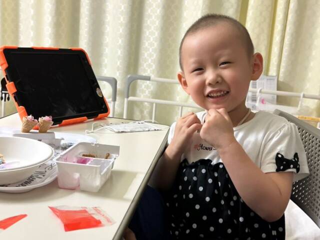 入院中のベッドの上で微笑む笑舞ちゃん