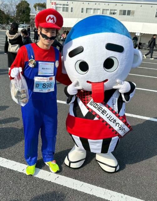 ランフェスでこにゅうどうくんと写真を撮るマリオに仮装した潤さん