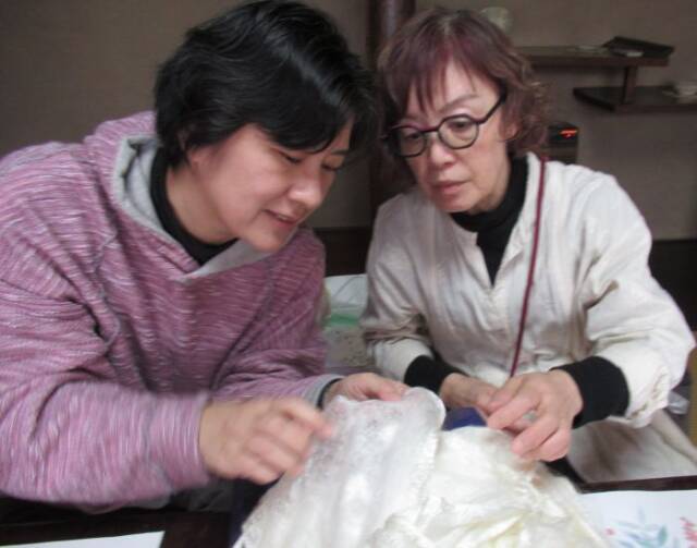 真綿の説明をする田端さんと話を聞く洲上さん