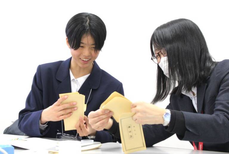 お金を扱う仕事を知る、三菱UFJ銀行四日市支店で中学生が職場体験