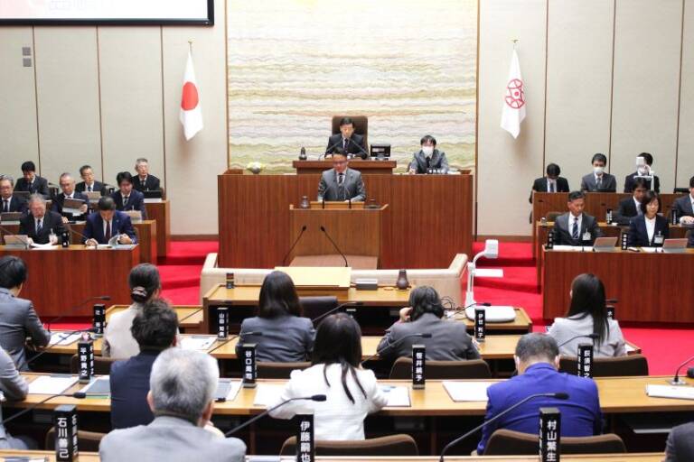 新図書館や待機児童対策など質す、当初予算案めぐり四日市市議会で代表質問