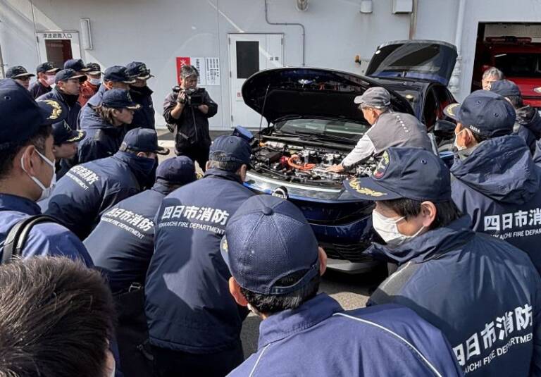 電気自動車の仕組み学ぶ、レスキュー活動などに備え四日市消防の隊員たちが研修