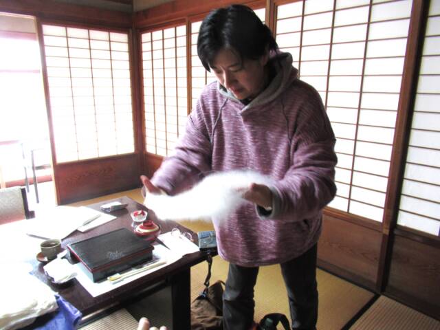 真綿を広げる田端さん