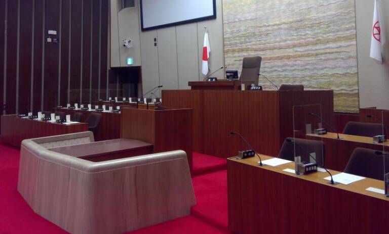 議員定数見直しを求める請願は審査期限延期に、四日市市議会の総務委員会