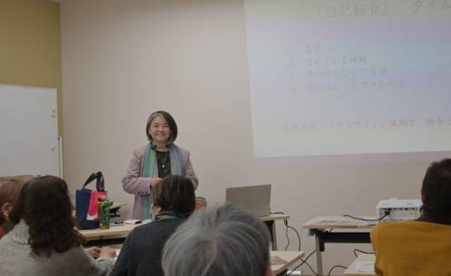 講演会で参加者の前に立つ藤島さん