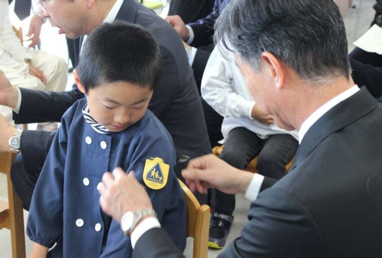 交通安全のお守りに、新1年生に62年目の「黄色いワッペン」、四日市市へ寄贈